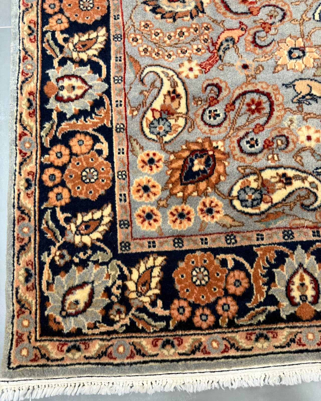 Tapete Persa Tabriz Assinado (Raridade com Simbologia Animal) - 1,73 x 1,70 m