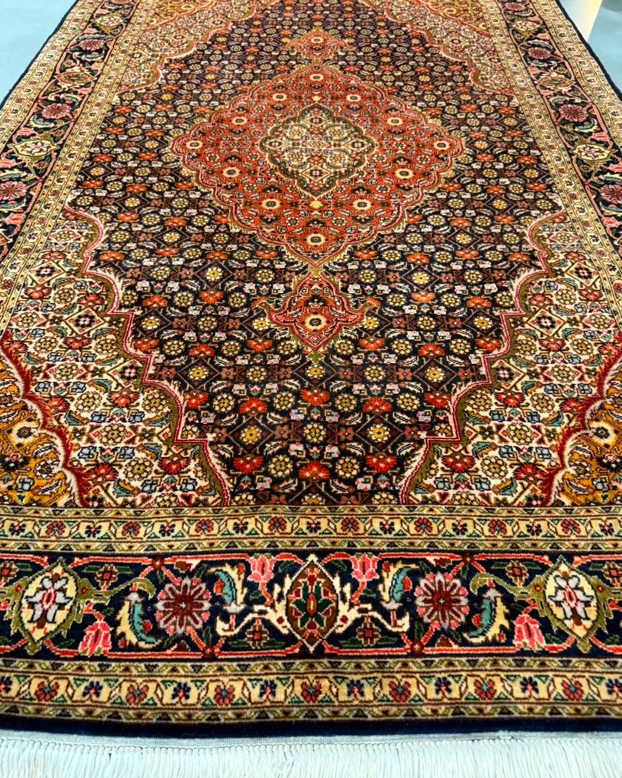 Tapete Persa Tabriz Mahi (Seda Extraordinária) - 1,55 x 1,00 m